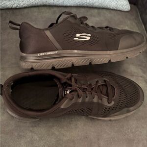 Skechers Men's Black Lightweight Sneakers